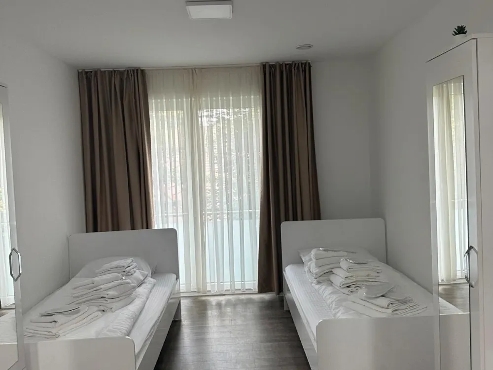 Moderne 2-Zimmer-Neubauwohnung mit Balkon, möbliert,