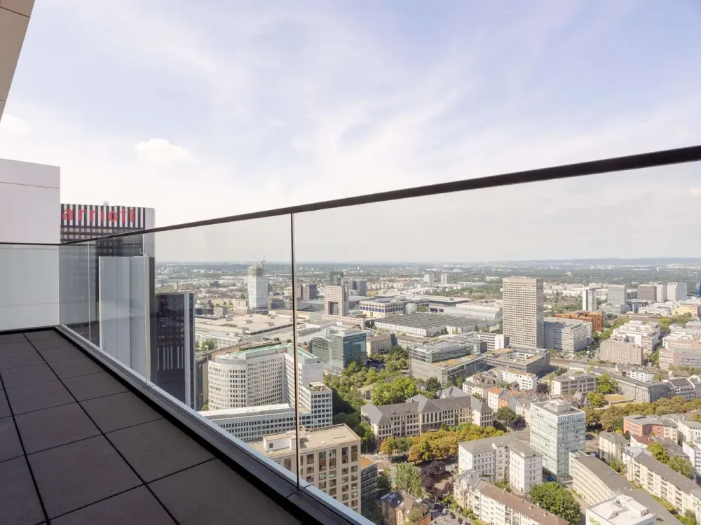 Ganz oben angekommen - einladende 2-Zimmer-Wohnung mit sonnigem Balkon und EBK