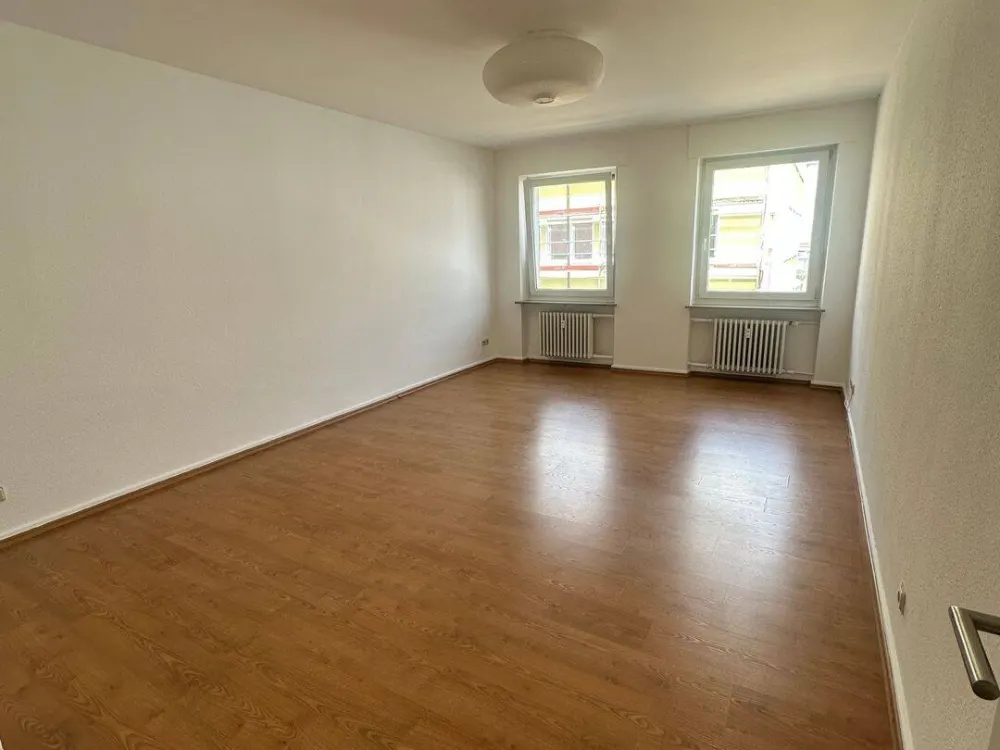 Sbr.-Innenstadt * شقة أنيقة بغرفتين ومطبخ * شرفة * مطبخ معيشة * 80 متر مربع