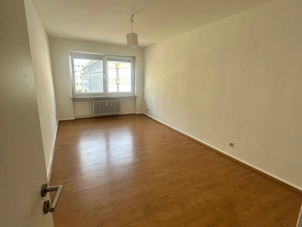 Sbr.-Innenstadt * شقة أنيقة بغرفتين ومطبخ * شرفة * مطبخ معيشة * 80 متر مربع