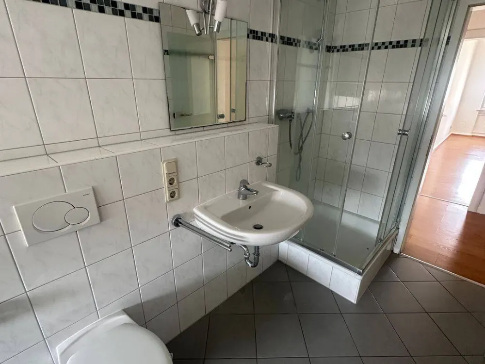 Sbr.-Innenstadt * شقة أنيقة بغرفتين ومطبخ * شرفة * مطبخ معيشة * 80 متر مربع