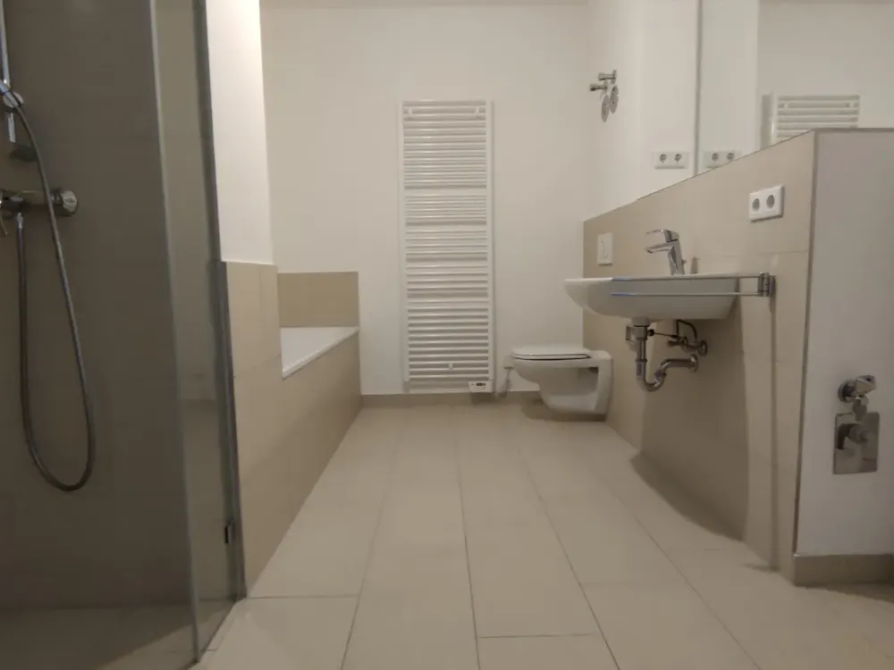geräumige 5 Zimmer Wohnung mit Balkon
