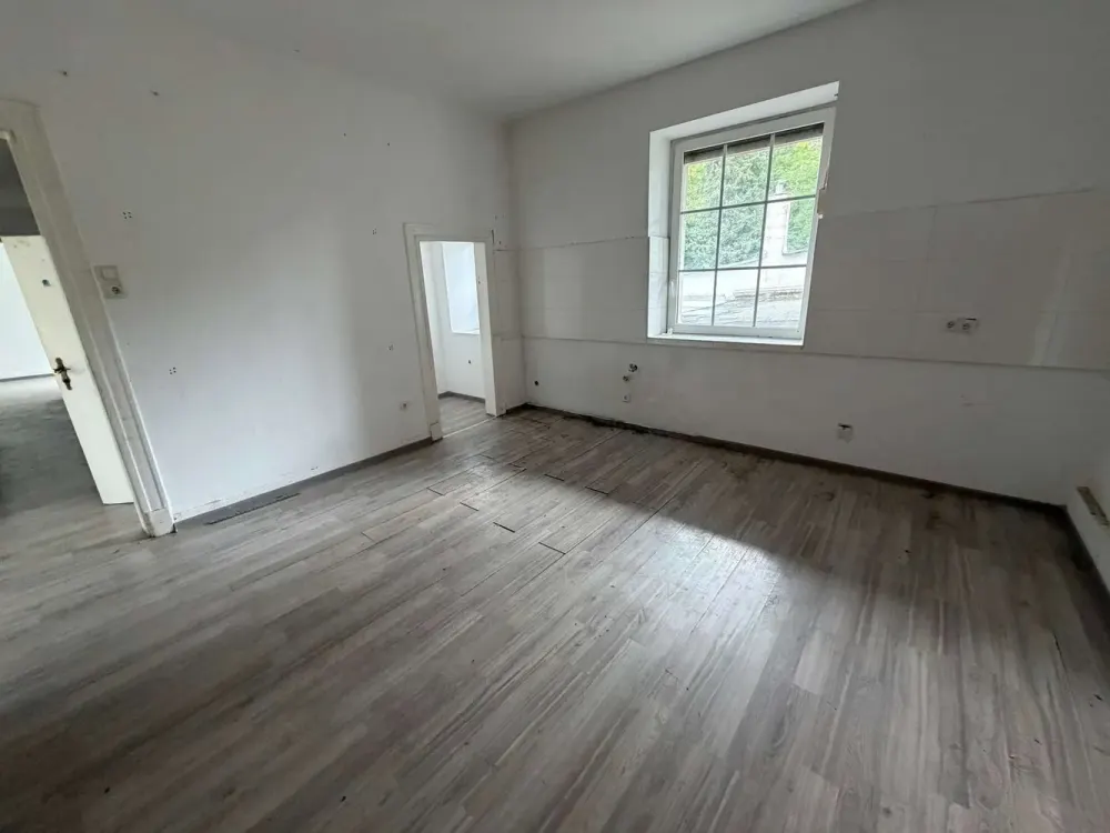 4-Zimmer-Wohnung mit 2 Balkonen, Potenzial für individuelle Wohnträume *renovierungsbedürftig*