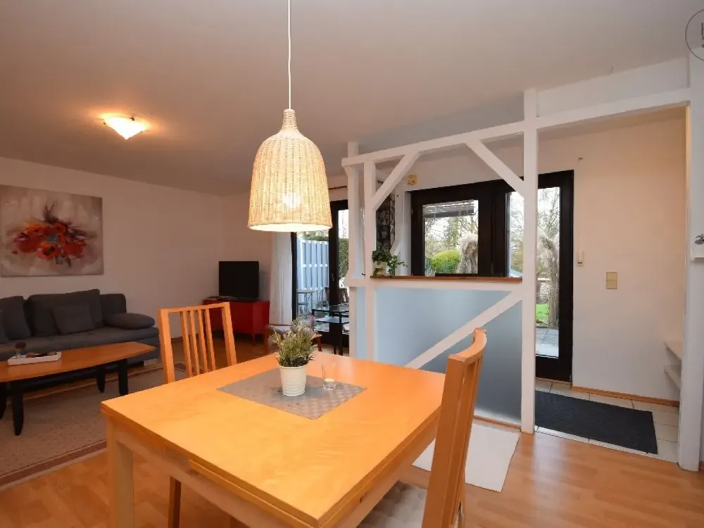 Helles möbliertes Apartment mit Küche, Internet und Stellplatz in Leverkusen