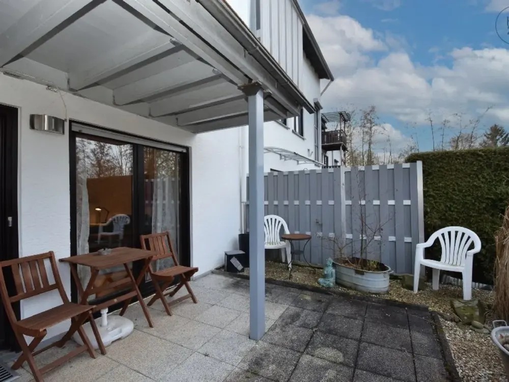 Helles möbliertes Apartment mit Küche, Internet und Stellplatz in Leverkusen