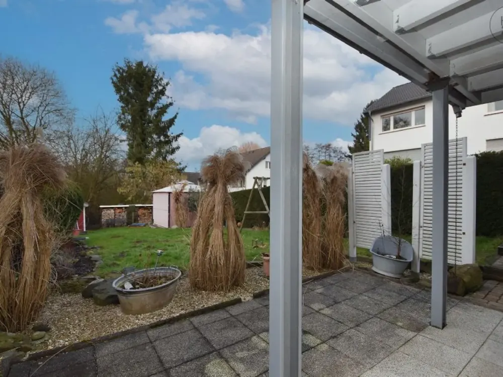 Helles möbliertes Apartment mit Küche, Internet und Stellplatz in Leverkusen