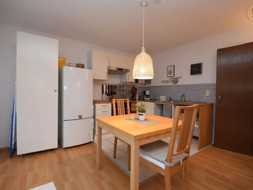 Helles möbliertes Apartment mit Küche, Internet und Stellplatz in Leverkusen