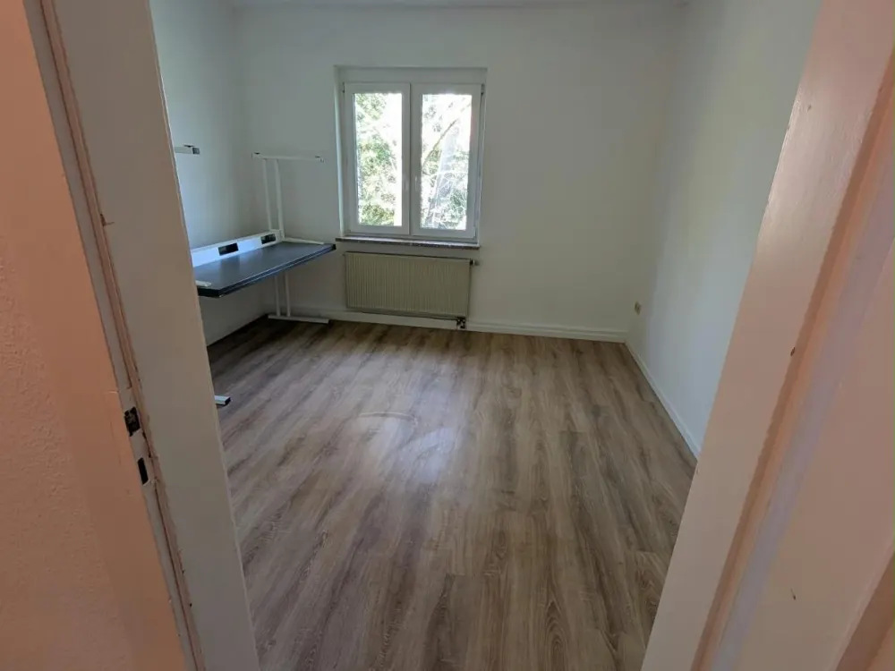 Schöne 6 Raumwohnung mit Bädern und Einbauküche in Dresden-Kemnitz