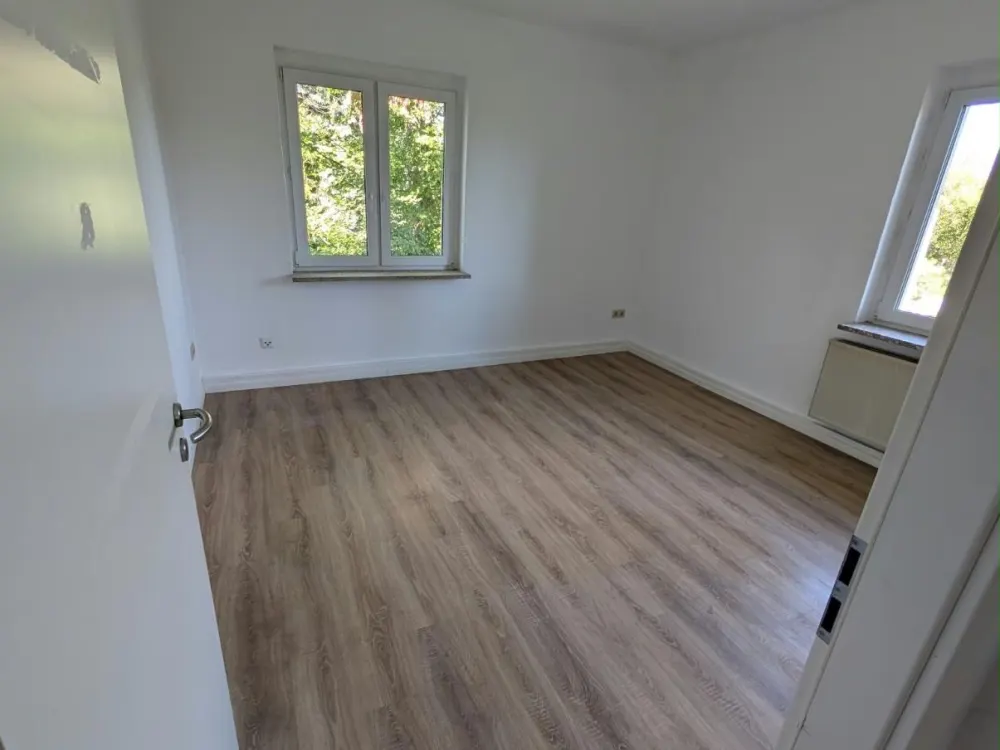 Schöne 6 Raumwohnung mit Bädern und Einbauküche in Dresden-Kemnitz