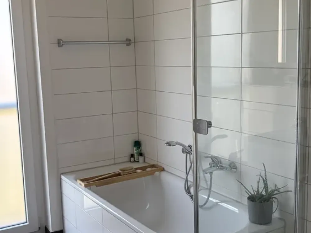 Helle 2,5-Zimmer-Wohnung mit Loggia, EBK & TG-Stellplatz