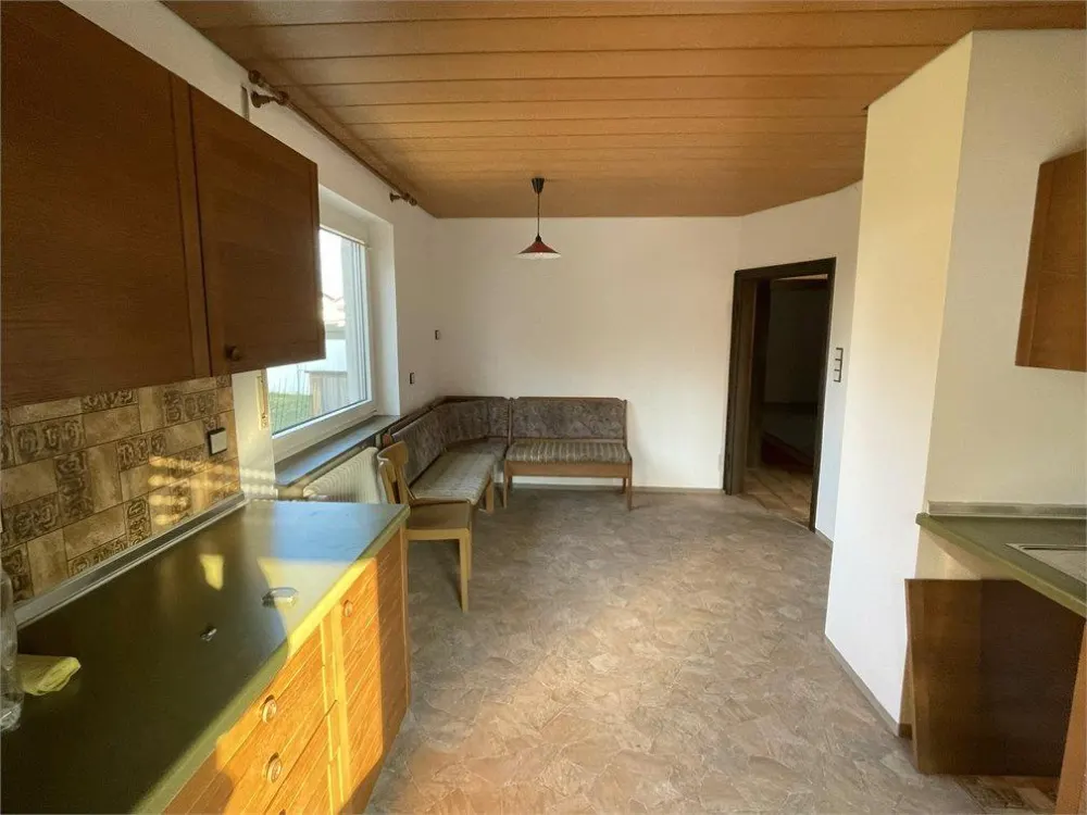 Helle 5-Zimmer-Wohnung (teilmöbliert) inkl. Balkon / Wintergarten & Einbauküche