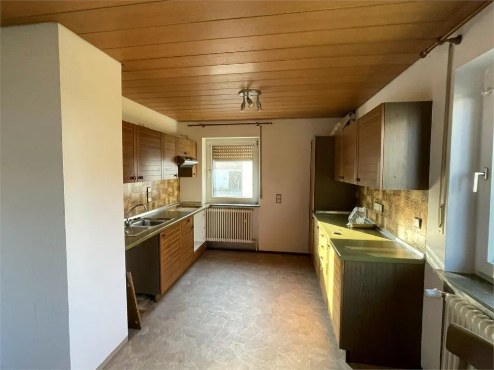 Helle 5-Zimmer-Wohnung (teilmöbliert) inkl. Balkon / Wintergarten & Einbauküche