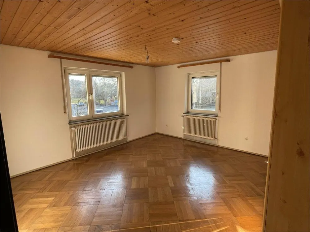Helle 5-Zimmer-Wohnung (teilmöbliert) inkl. Balkon / Wintergarten & Einbauküche