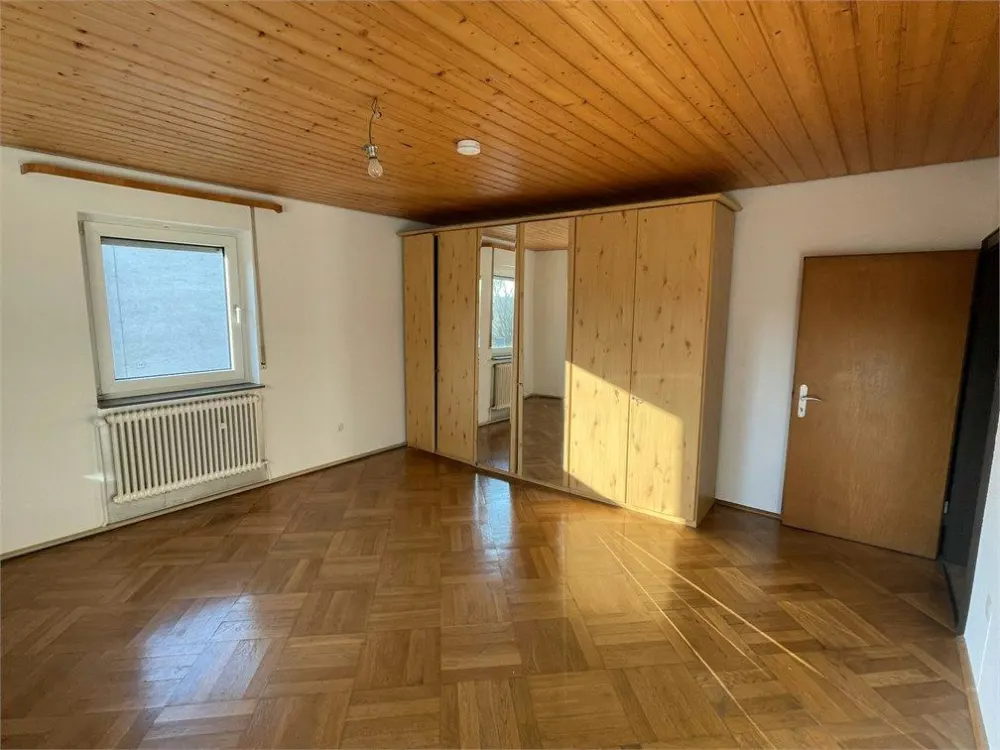Helle 5-Zimmer-Wohnung (teilmöbliert) inkl. Balkon / Wintergarten & Einbauküche