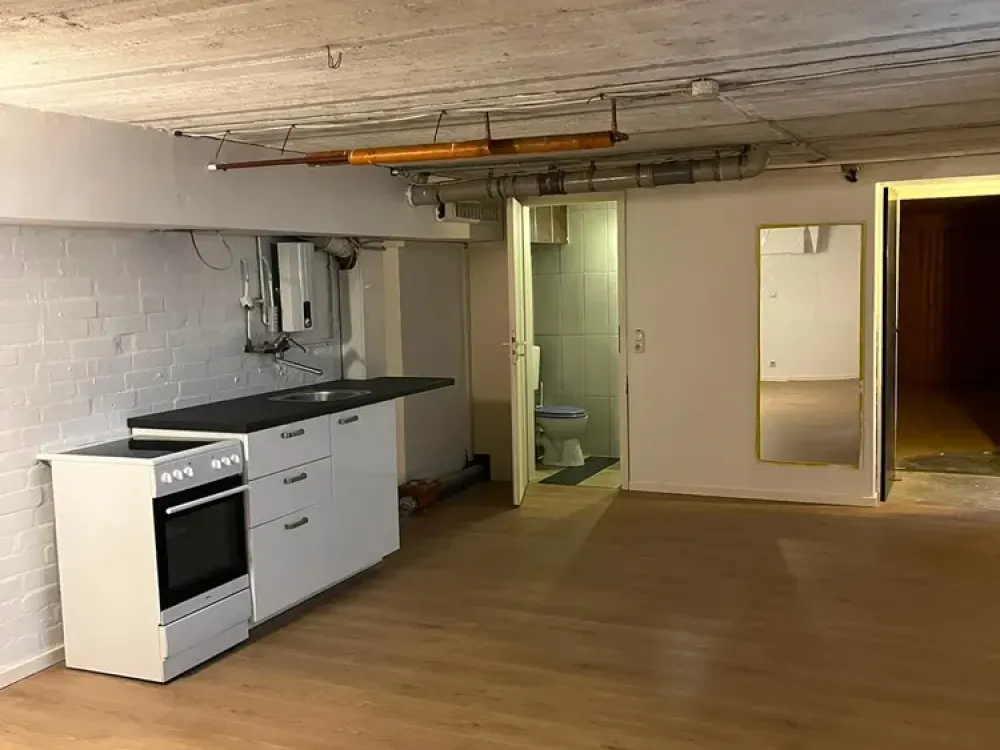 ausgebaute Keller/ Handwerkerwohnung mit 2 Zimmern in Hamburg-Bramfeld