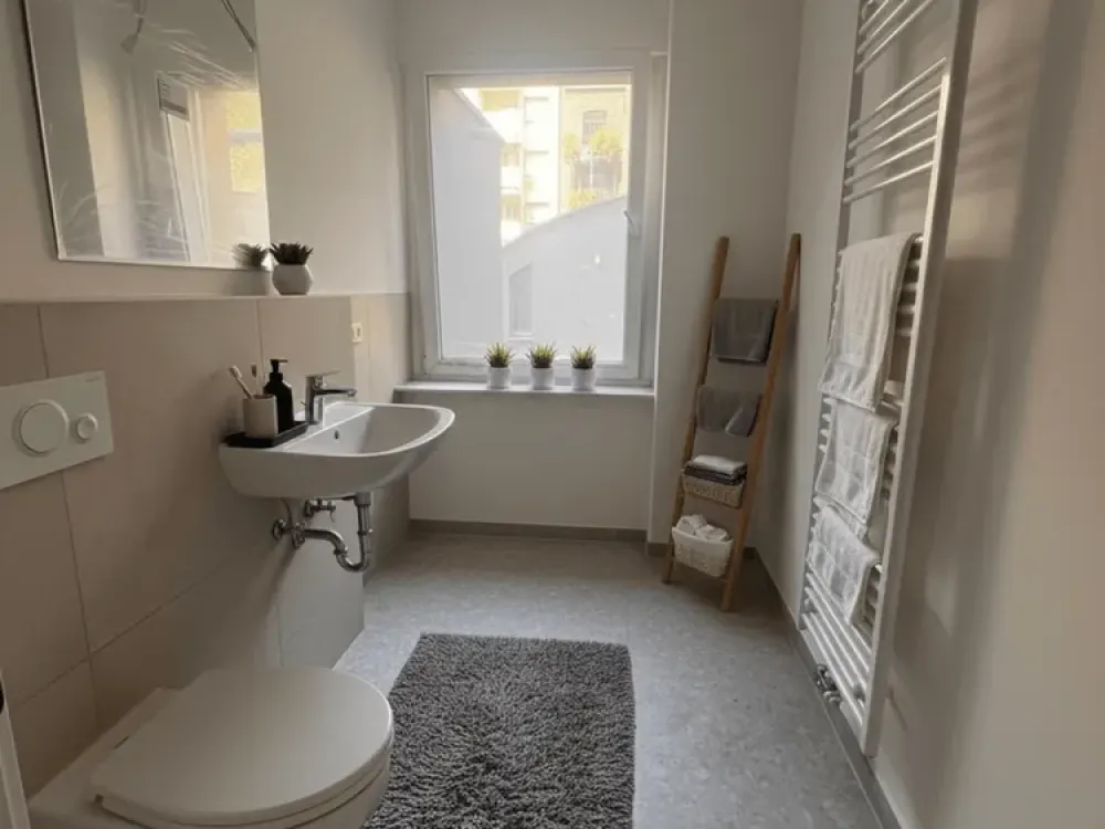 Erstbezug nach umfassender Sanierung, modernes Wohnen mit Balkon in zentraler Lage