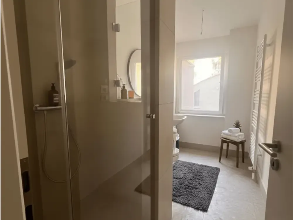 Erstbezug nach umfassender Sanierung, modernes Wohnen mit Balkon in zentraler Lage