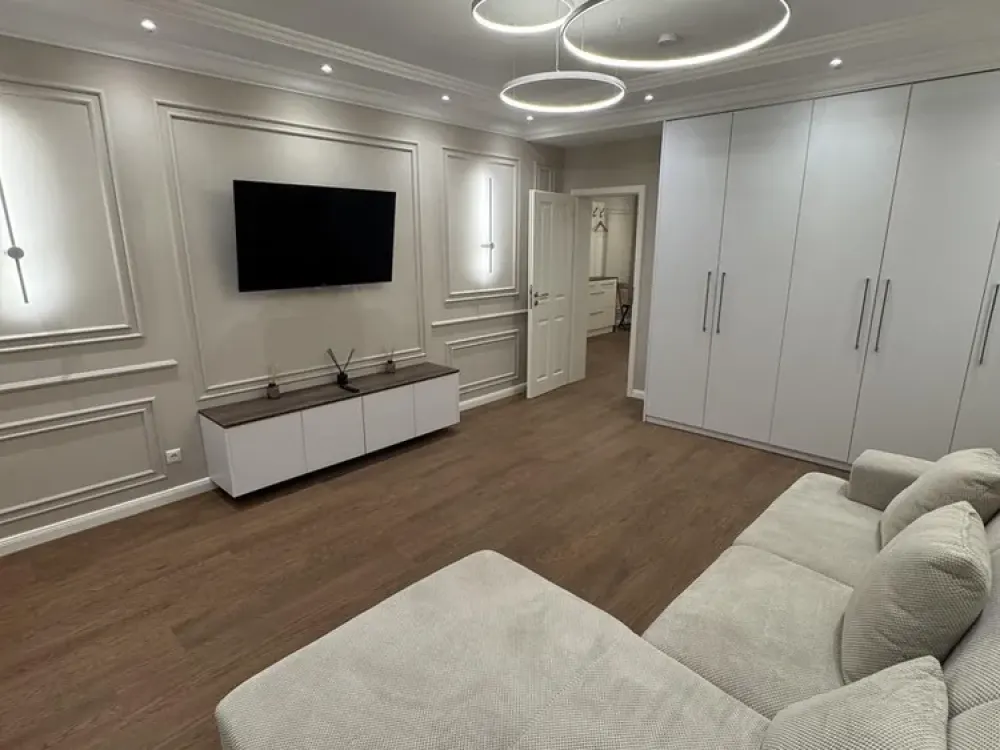 Hochwertig möblierte 2-Zimmer-Wohnung mit Balkon, Einbauschränken & elektrischen Rollläden