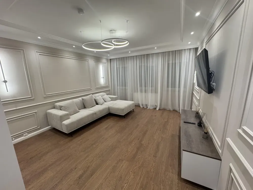 Hochwertig möblierte 2-Zimmer-Wohnung mit Balkon, Einbauschränken & elektrischen Rollläden