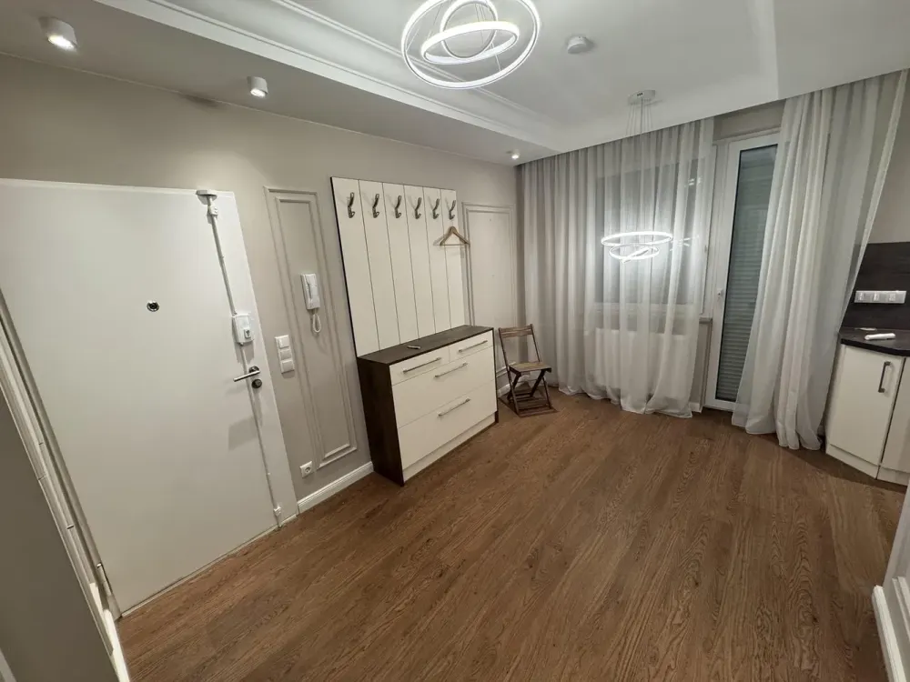 Hochwertig möblierte 2-Zimmer-Wohnung mit Balkon, Einbauschränken & elektrischen Rollläden
