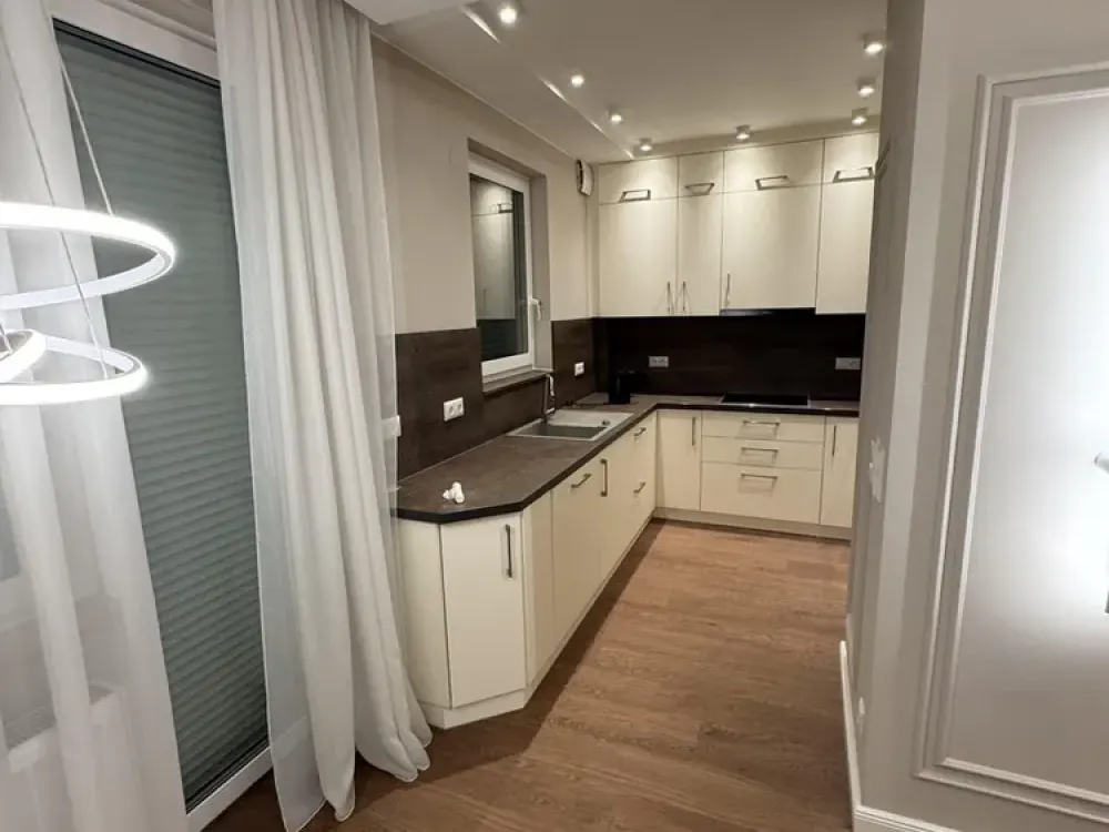 Hochwertig möblierte 2-Zimmer-Wohnung mit Balkon, Einbauschränken & elektrischen Rollläden
