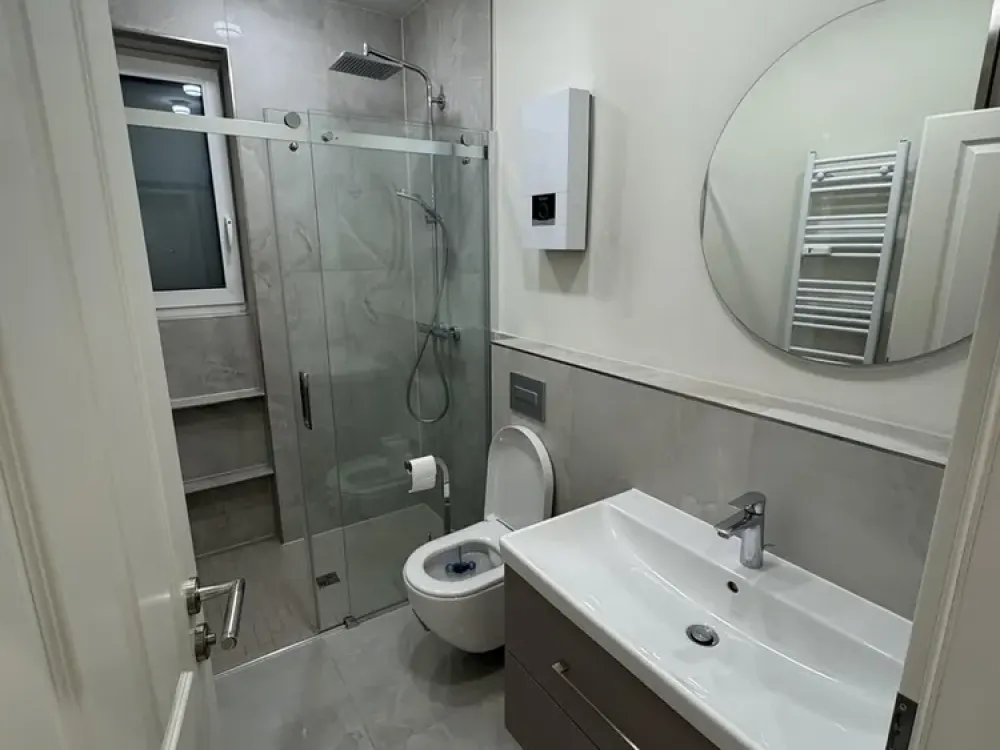 Hochwertig möblierte 2-Zimmer-Wohnung mit Balkon, Einbauschränken & elektrischen Rollläden