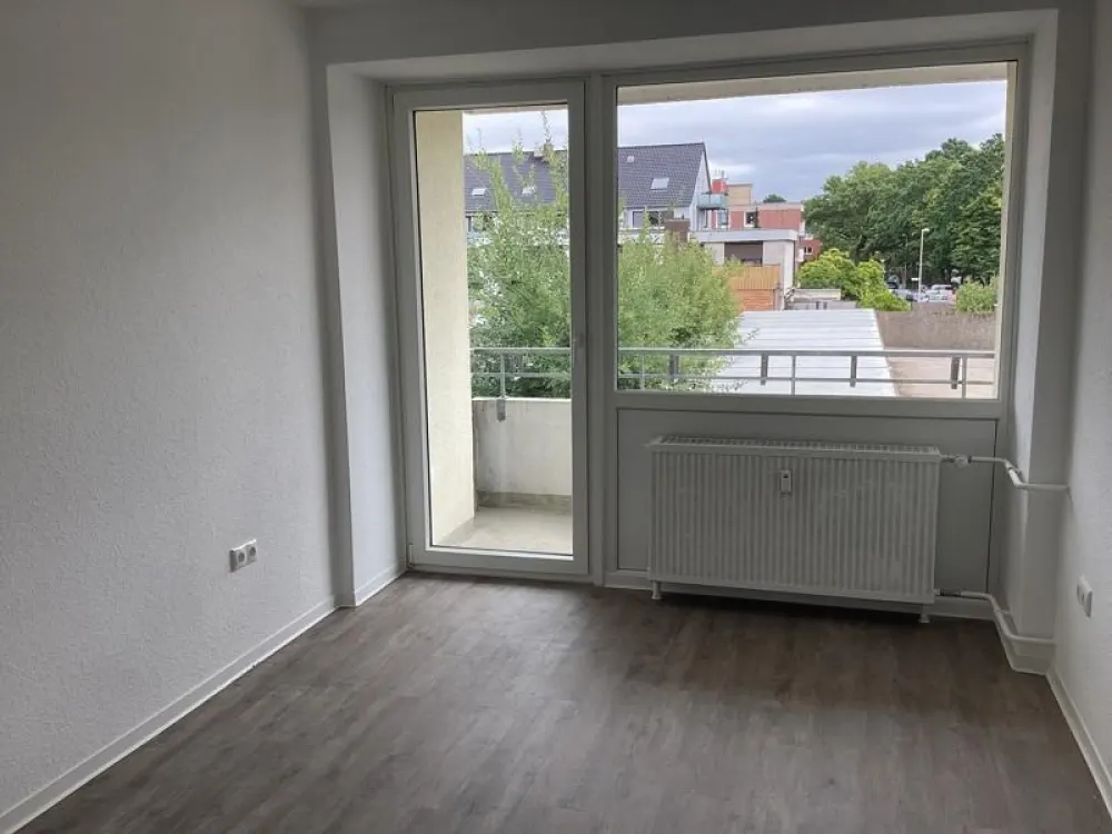 Frisch renovierte 3,5-Zimmer-Wohnung mit ca. 78 m² und 2 Balkonen, sofort verfügbar