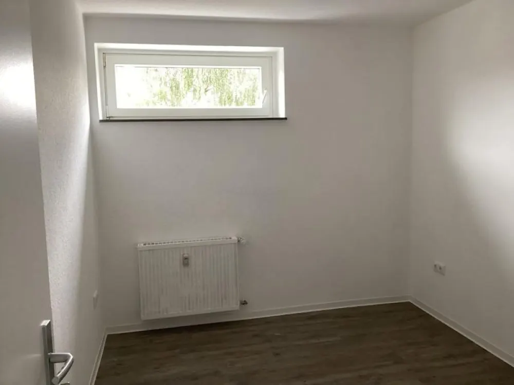 Frisch renovierte 3,5-Zimmer-Wohnung mit ca. 78 m² und 2 Balkonen, sofort verfügbar