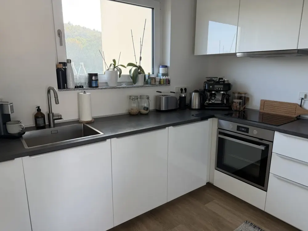 Helle 2-Zimmer-Wohnung mit großem Süd-West-Balkon direkt am Wald in Düsseldorf-Rath