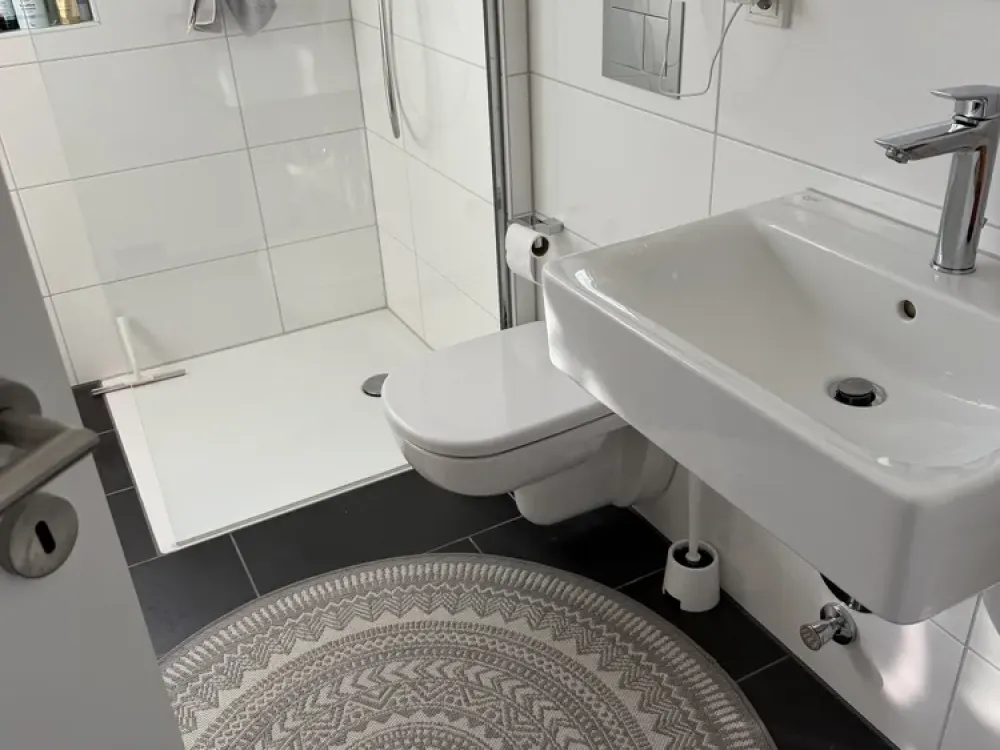 Helle 2-Zimmer-Wohnung mit großem Süd-West-Balkon direkt am Wald in Düsseldorf-Rath