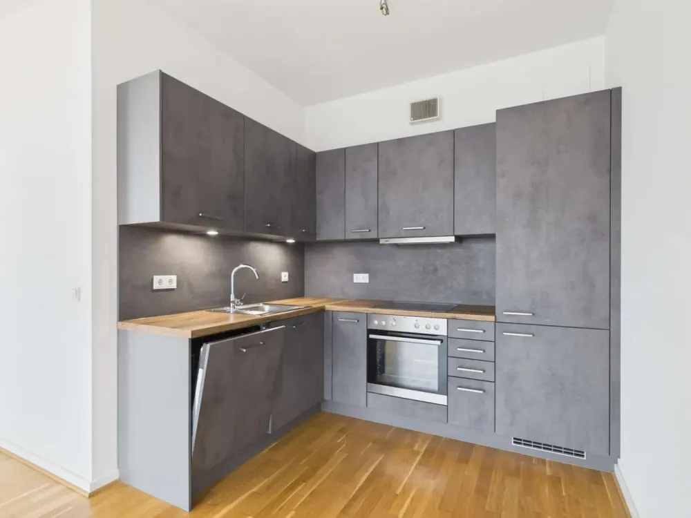 Spacious 2-Room Apartment near Semperoper, Ideal for Singles + Couples | MaryAnn