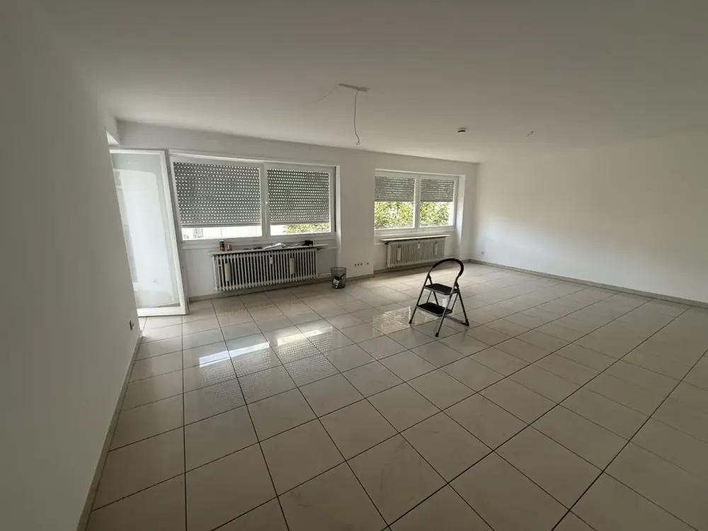 3-Room Apartment Well-Maintained with Balcony and Elevator