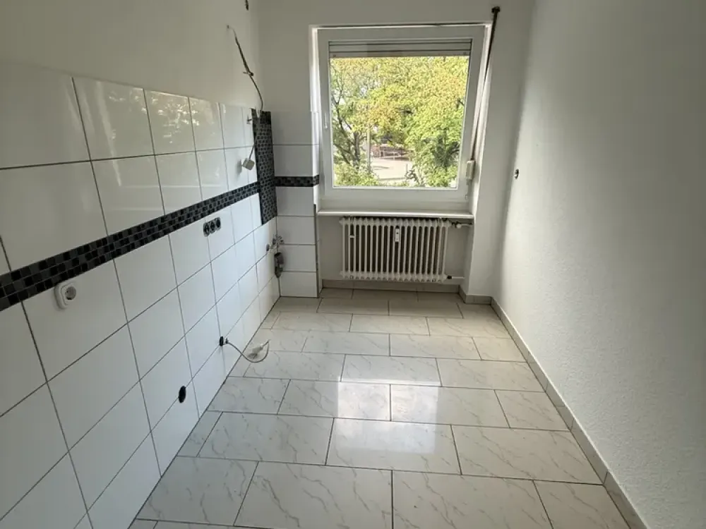 3-Room Apartment Well-Maintained with Balcony and Elevator