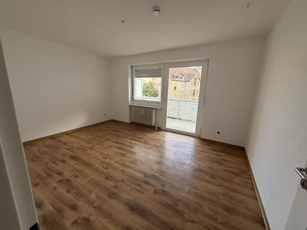 3-Room Apartment Well-Maintained with Balcony and Elevator