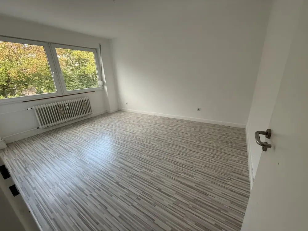 3-Room Apartment Well-Maintained with Balcony and Elevator