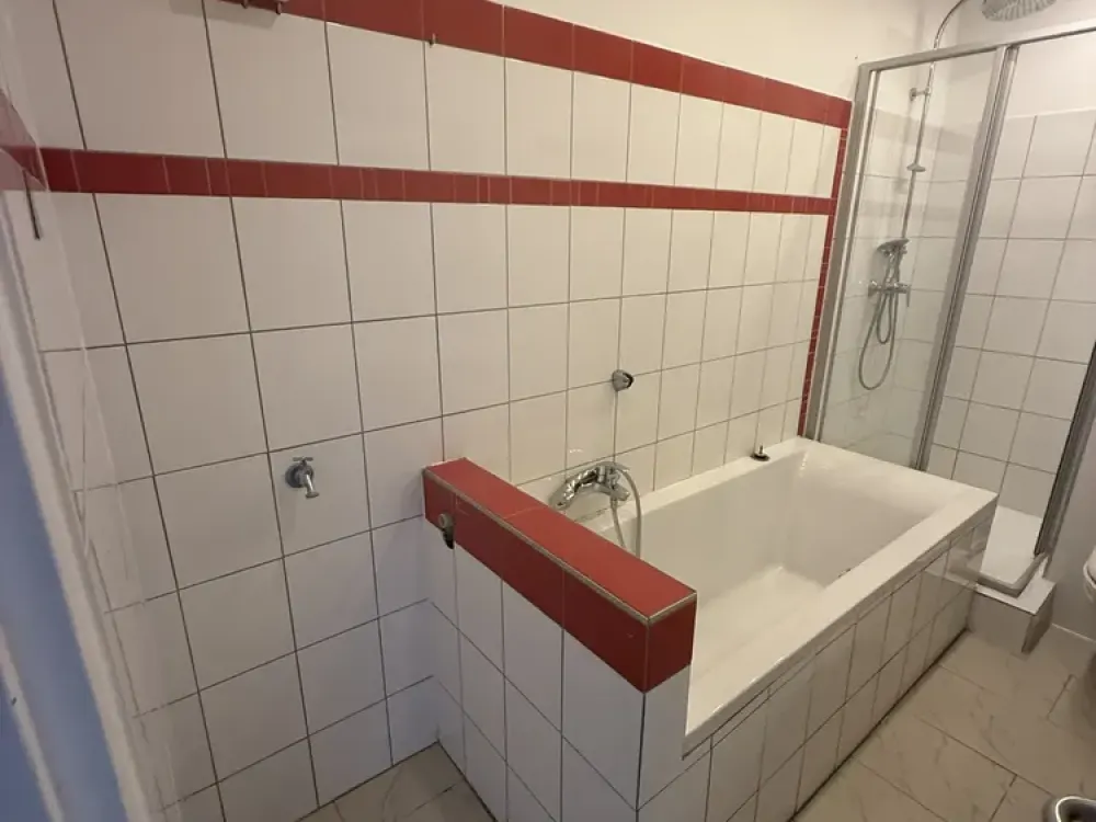 3-Room Apartment Well-Maintained with Balcony and Elevator