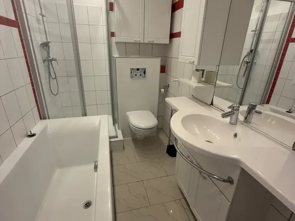 3-Room Apartment Well-Maintained with Balcony and Elevator