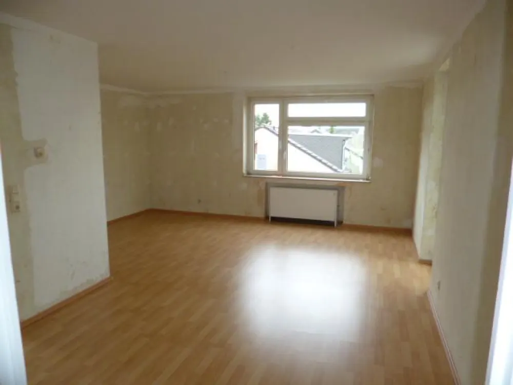 Helle, freundliche Wohnung mit Laminatboden und Tapeten. (WBS erforderlich)