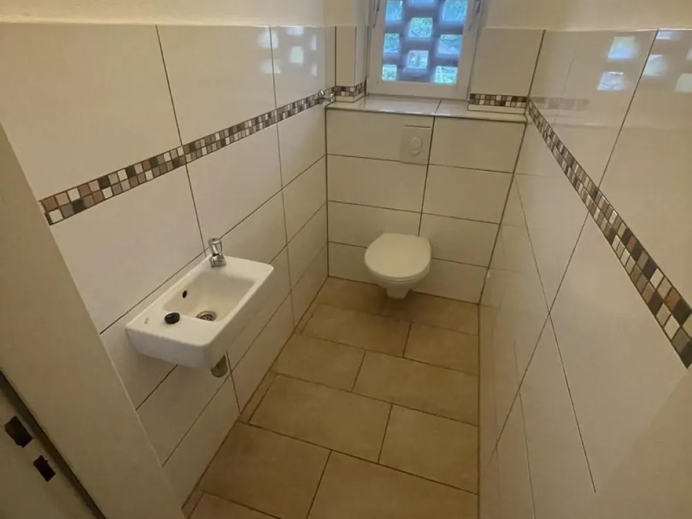 Geräumige 5- Zimmer Wohnung mit Balkon im 2. OG
