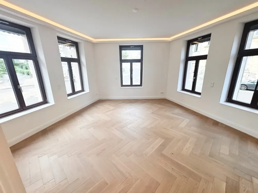 مثالي! + أول سكن + باركيه + تدفئة أرضية + حمام بإضاءة طبيعية مع حوض استحمام ودش + إضاءة LED