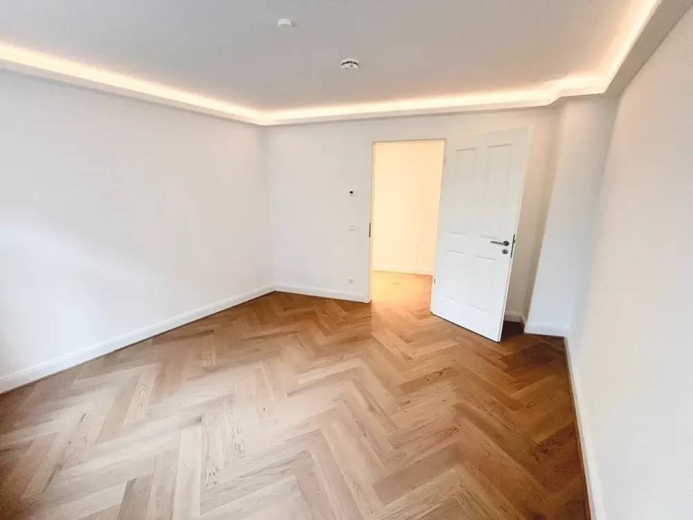 مثالي! + أول سكن + باركيه + تدفئة أرضية + حمام بإضاءة طبيعية مع حوض استحمام ودش + إضاءة LED