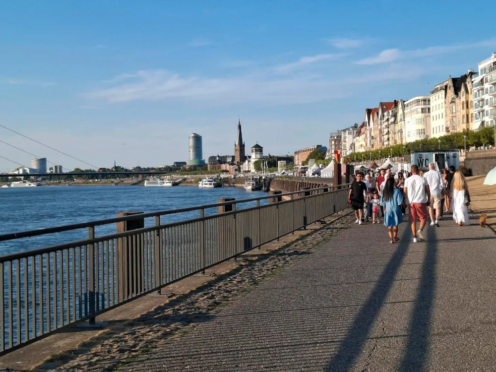 Wohnung m Garten möbliert Düsseldorf drei Monate max 1720,-