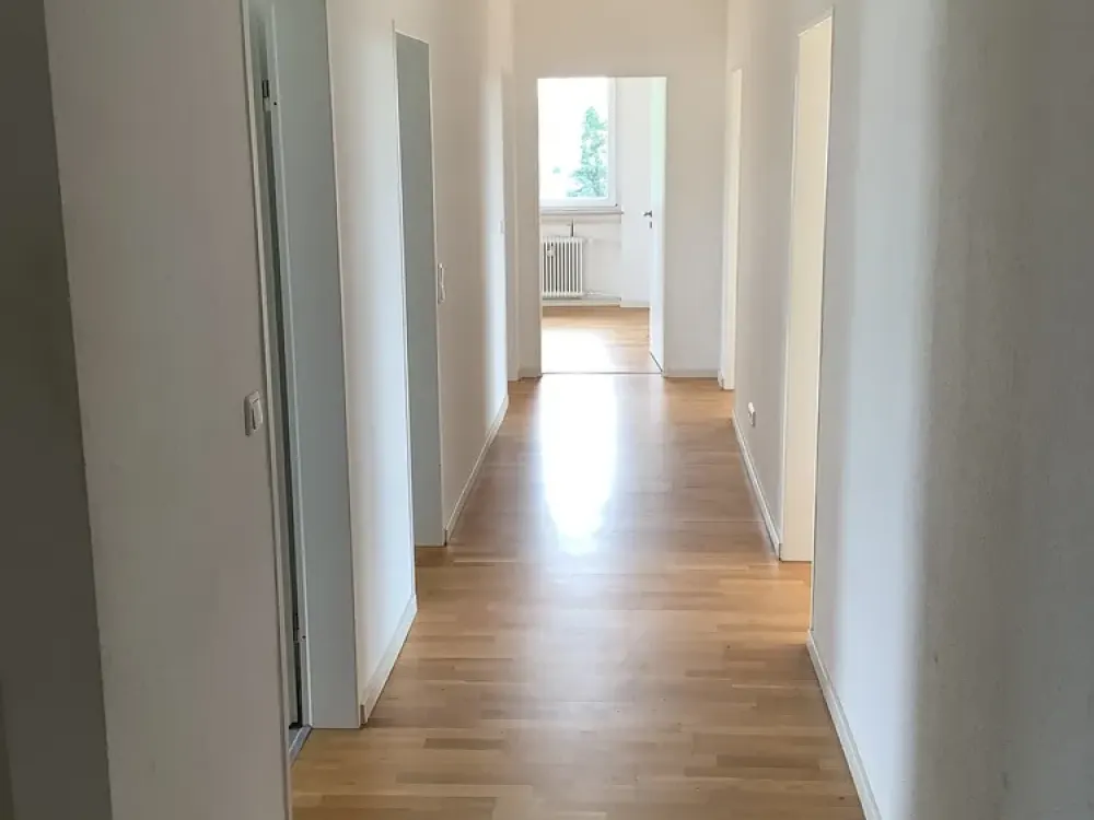 Stylish 4-Room Apartment with Fitted Kitchen, Daylight Bathroom and Balcony