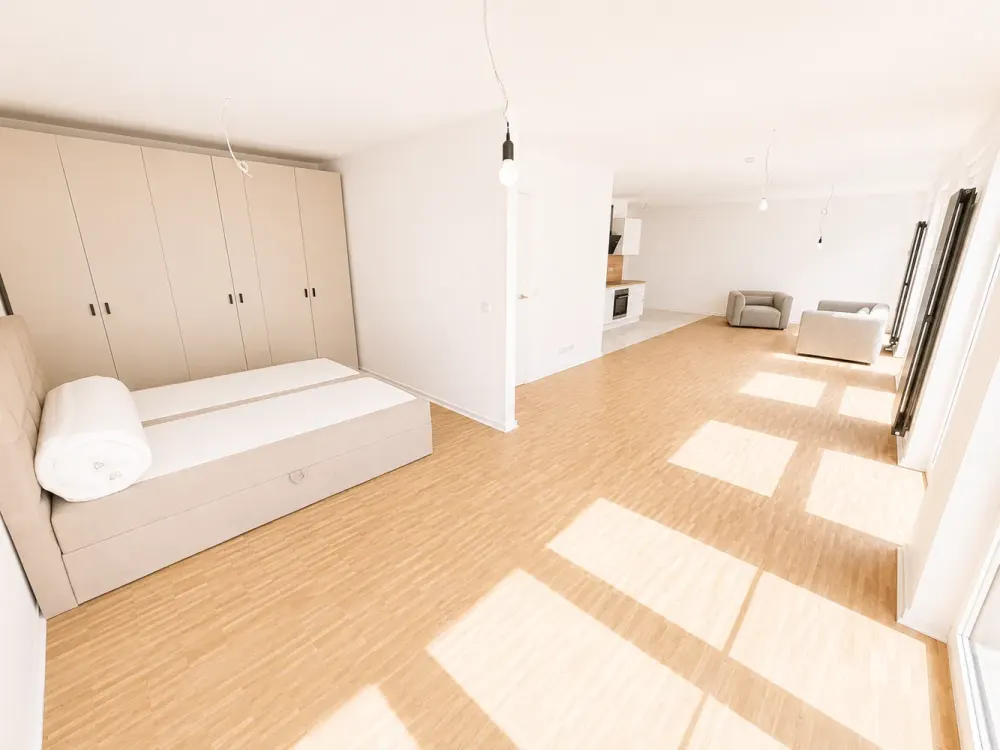 Erstbezug auf ca. 65 m²: Lichtdurchflutetes Appartment mit EBK, Schrank, Bett & Sofa