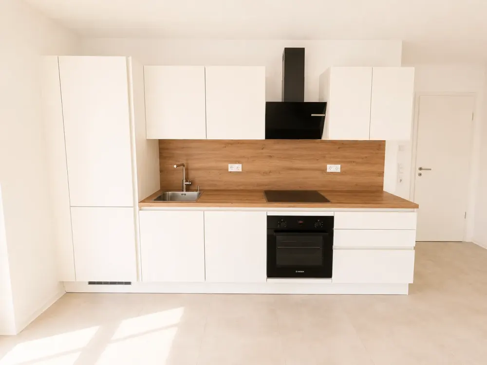 Erstbezug auf ca. 65 m²: Lichtdurchflutetes Appartment mit EBK, Schrank, Bett & Sofa