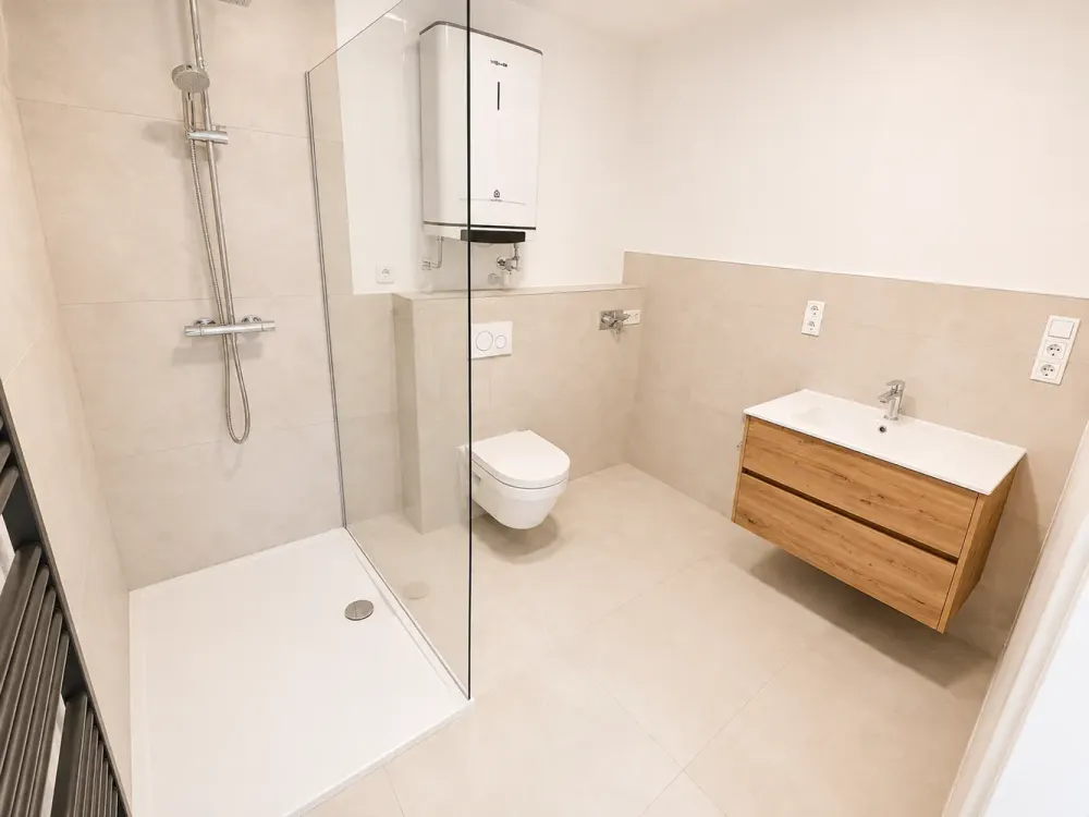 Erstbezug auf ca. 65 m²: Lichtdurchflutetes Appartment mit EBK, Schrank, Bett & Sofa