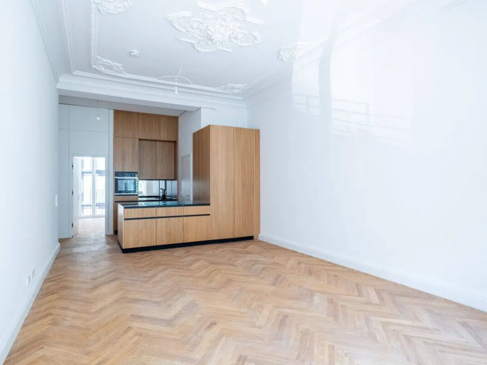 Berlin-Mitte, großzügiges Raumgefühl, hohe Decken und Fischgrätparkett