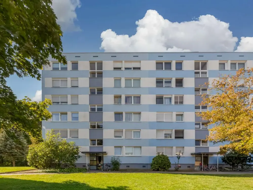 Hochwertig sanierte Wohnung mit Einbauküche und Balkon!