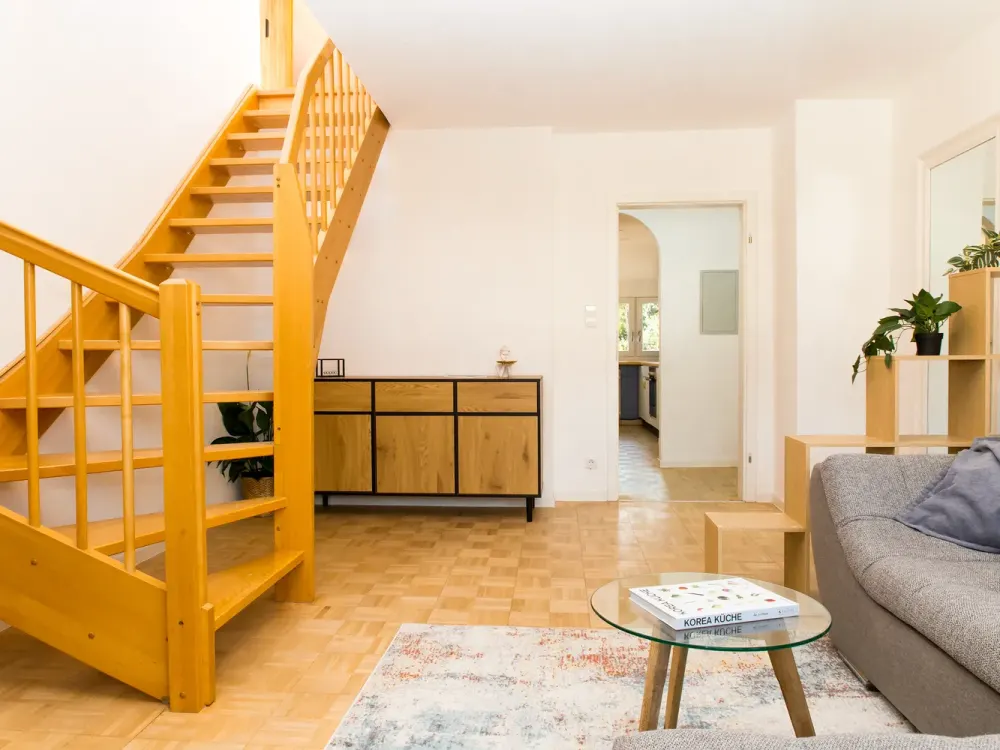 charmante 2,5-Zimmer Maisonette-Wohnung möbliert / unmöbliert
