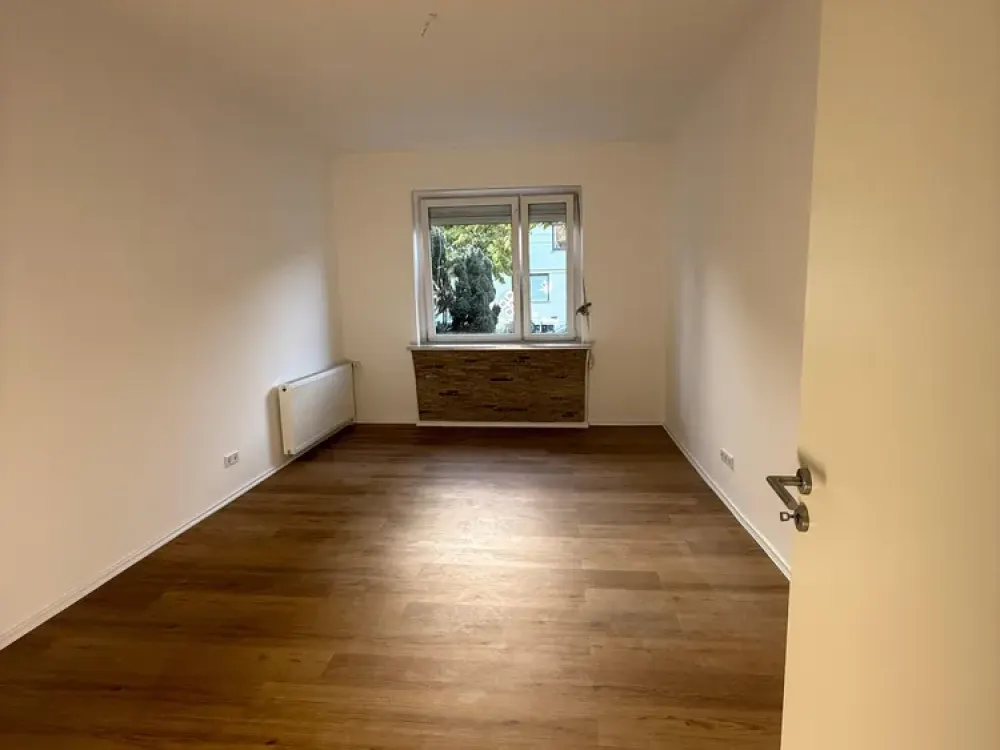Modernized 2-Room Apartment with Balcony & Built-in Kitchen in Neustadt